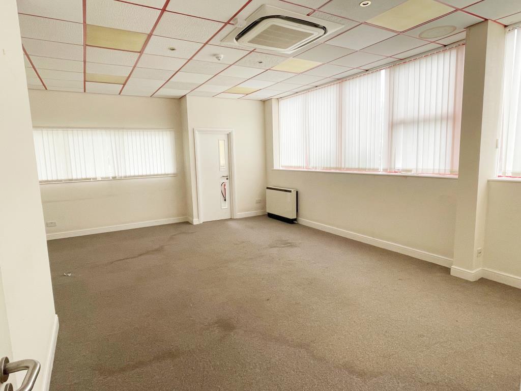 Lot: 68 - SUBSTANTIAL OFFICE PREMISES ON POPULAR BUSINESS PARK -